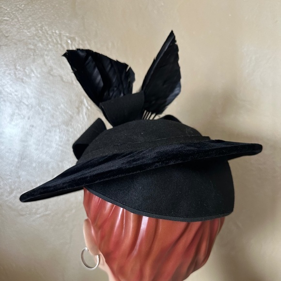 ORNATE 1940s\' BLACK FELT/VELVET FEDORA WITH FELT STRIPS + BLACK FEATHER \